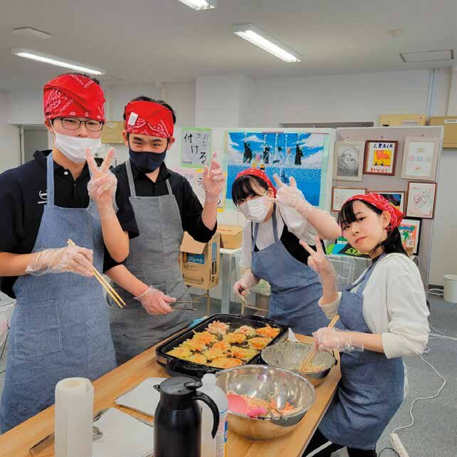 調理実習でみんなと協力して料理を作る生徒たち