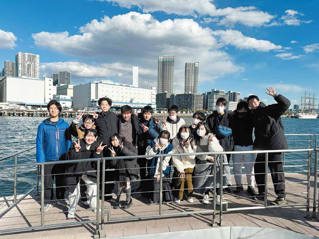 海辺での遠足の集合写真