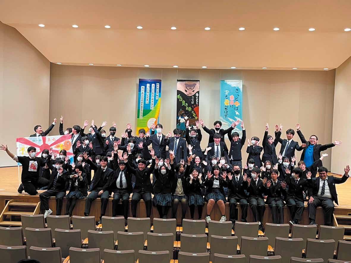 ホールの舞台に立つ試演会の様子