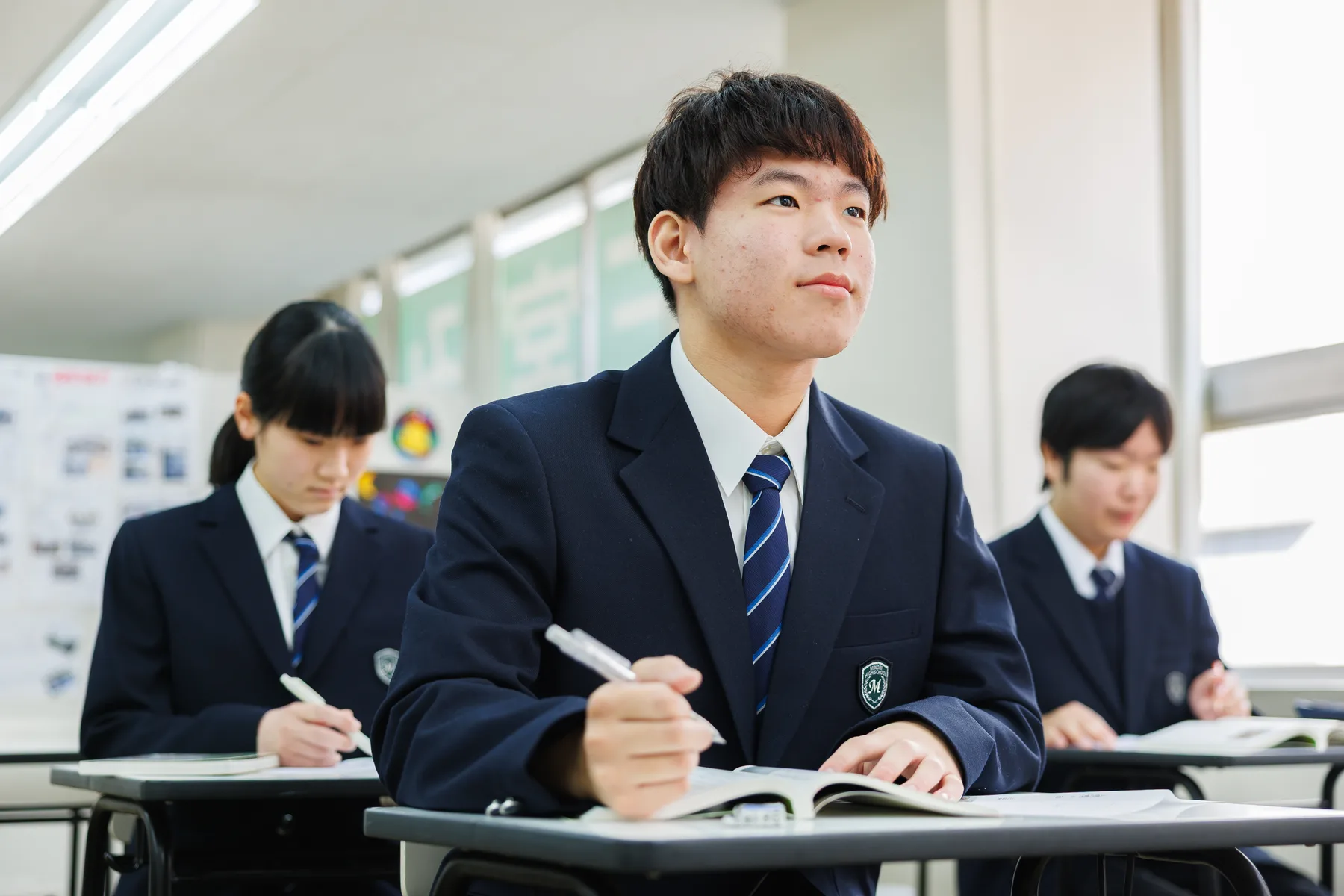 教室で進路に向けた学習に取り組む生徒