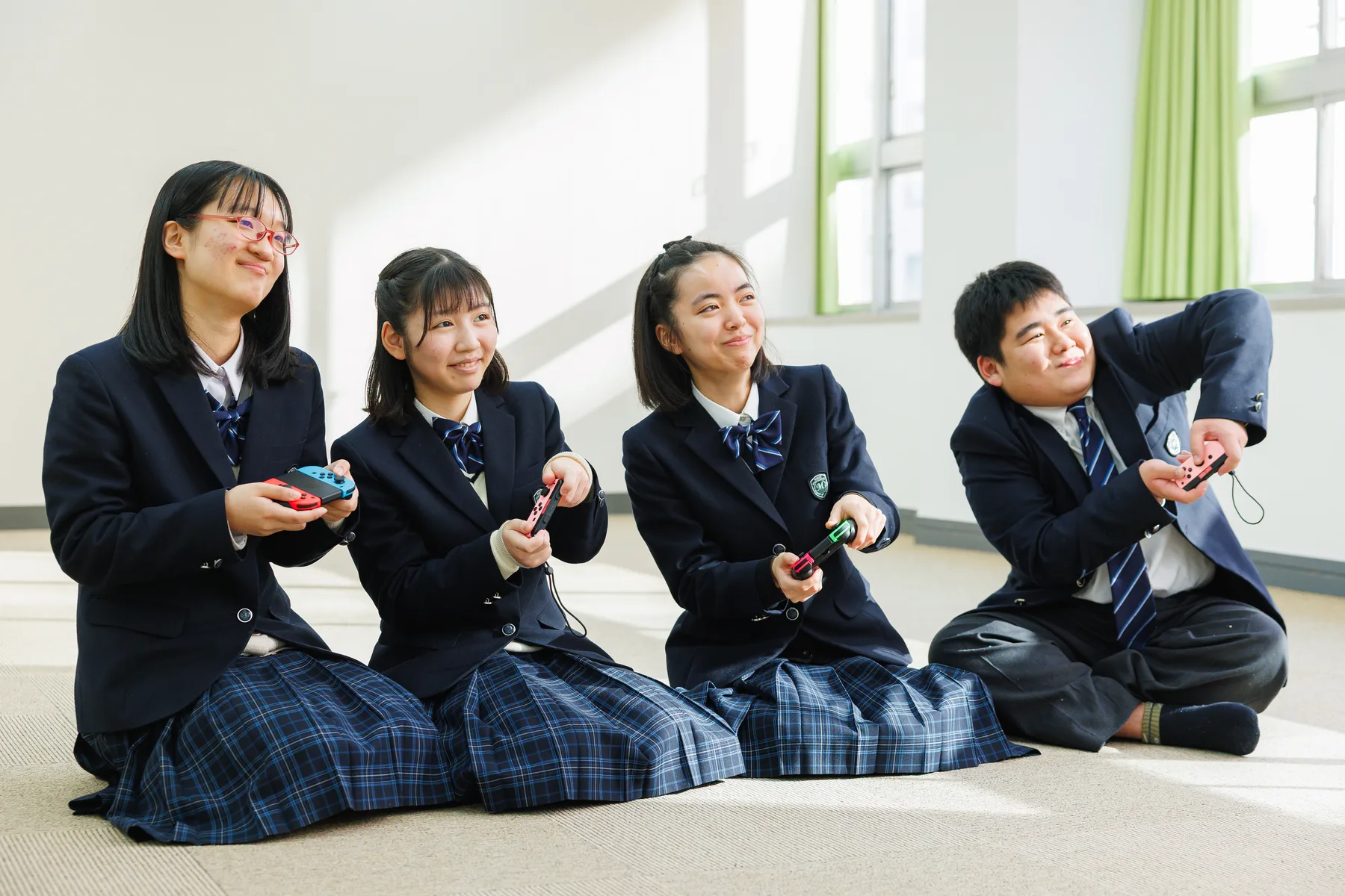 仲間とゲームを楽しむ生徒たち