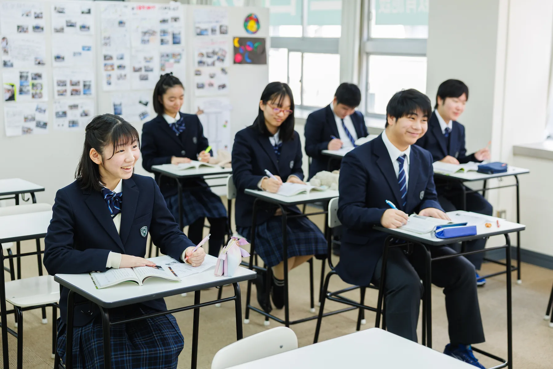 教室で基礎学習に取り組む生徒たち