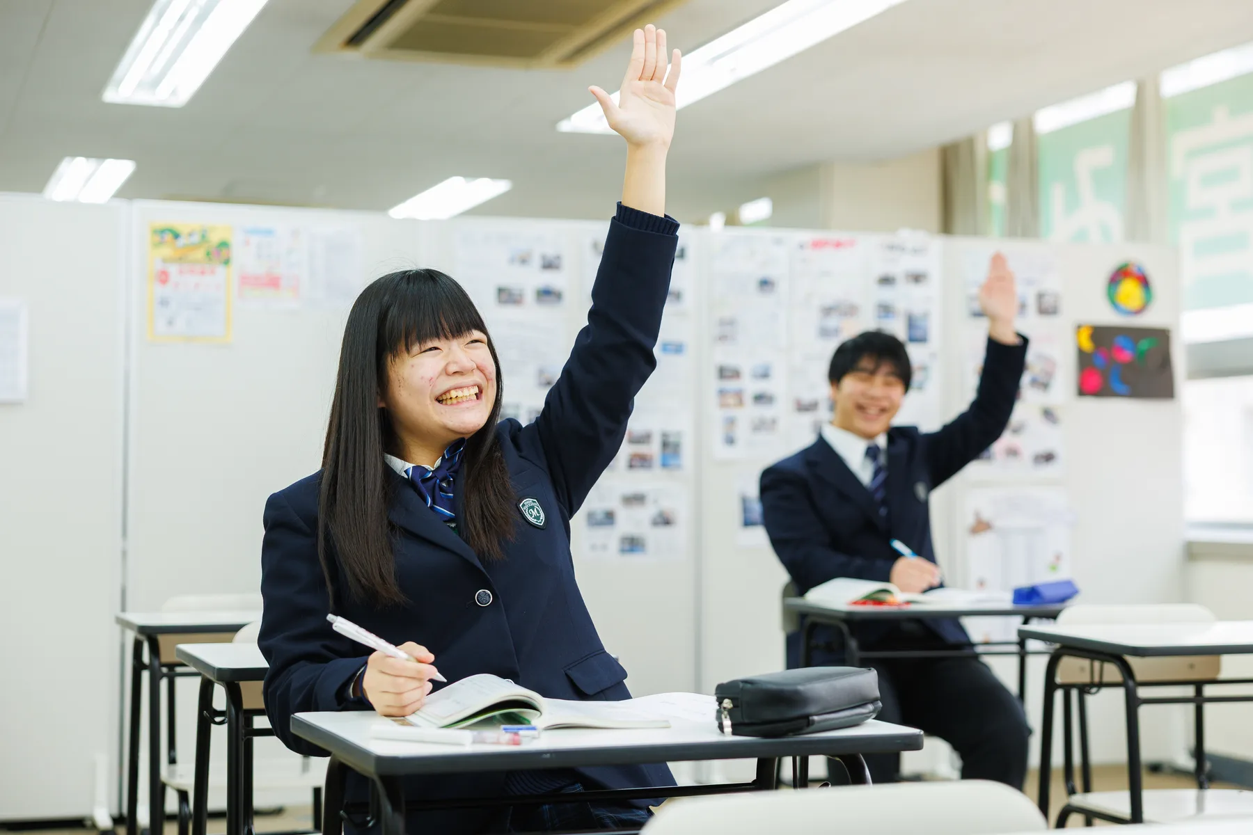 教室で授業に参加する生徒たち